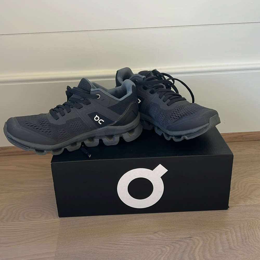 Oncloud Cloudstratus Running Shoes - image 1